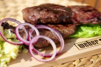 Recept na steak na červeném víně se šťouchanými brambory