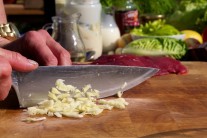 Recept na steak na červeném víně se šťouchanými brambory