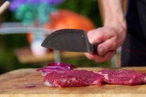 Recept na steak na červeném víně se šťouchanými brambory