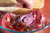 Recept na steak na červeném víně se šťouchanými brambory