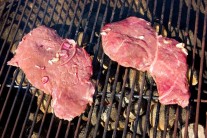 Recept na steak na červeném víně se šťouchanými brambory