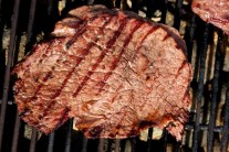 Recept na steak na červeném víně se šťouchanými brambory