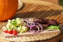 Recept na steak na červeném víně se šťouchanými brambory