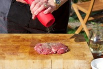 Recept na Rib eye steak se solí a pepřem