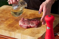 Recept na Rib eye steak se solí a pepřem