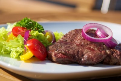 Rib eye steak se solí a pepřem