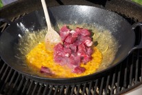 Recept na hovězí guláš na grilu