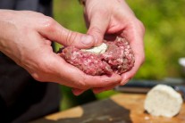 Recept na hamburger s bylinkovým máslem