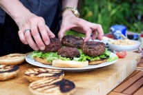 Recept na hamburger s bylinkovým máslem