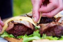 Recept na hamburger s bylinkovým máslem