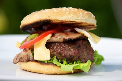 Hamburger s bylinkovým máslem