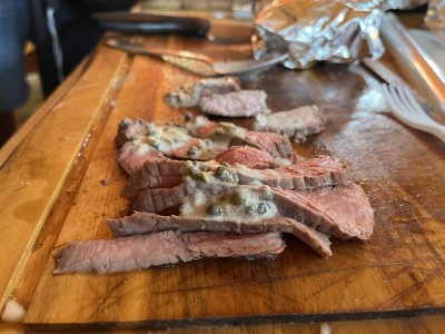 Grilovaný Flank Steak s pepřovou omáčkou