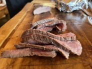 Grilovaný Flank Steak s pepřovou omáčkou