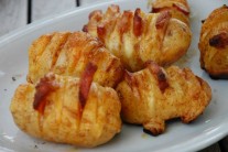 Recept na grilované brambory plněné sýrem a slaninou