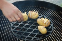 Recept na grilované brambory plněné sýrem a slaninou