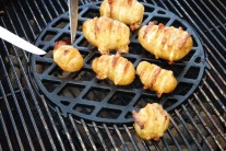 Recept na grilované brambory plněné sýrem a slaninou