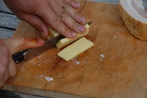 Recept na grilované brambory plněné sýrem a slaninou