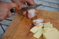 Recept na grilované brambory plněné sýrem a slaninou