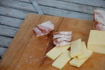 Recept na grilované brambory plněné sýrem a slaninou