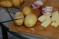 Recept na grilované brambory plněné sýrem a slaninou