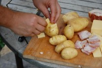 Recept na grilované brambory plněné sýrem a slaninou