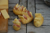 Recept na grilované brambory plněné sýrem a slaninou