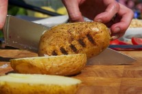 Recept na brambory pečené v kouři