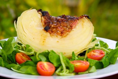 Grilované zelí se slaninou