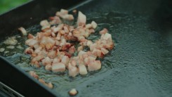 Bramboráky s omáčkou z olomouckých syrečků