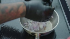 Bramboráky s omáčkou z olomouckých syrečků