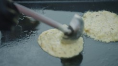 Bramboráky s omáčkou z olomouckých syrečků