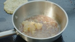 Bramboráky s omáčkou z olomouckých syrečků