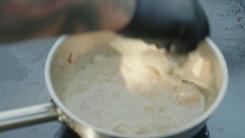 Bramboráky s omáčkou z olomouckých syrečků