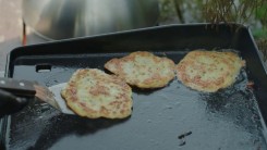 Bramboráky s omáčkou z olomouckých syrečků