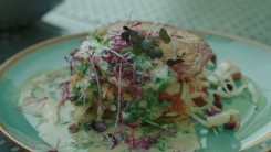 Bramboráky s omáčkou z olomouckých syrečků