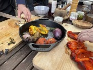 Salsa ze zeleniny pečené v ohni