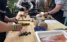 Salsa ze zeleniny pečené v ohni