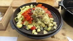 Salsa ze zeleniny pečené v ohni