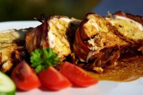 Recept na kuřecí roládu s nádivkou ve slaninovém kabátku