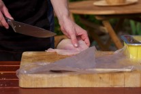 Recept na kuřecí roládu s nádivkou ve slaninovém kabátku