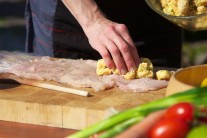 Recept na kuřecí roládu s nádivkou ve slaninovém kabátku