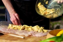 Recept na kuřecí roládu s nádivkou ve slaninovém kabátku