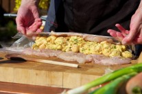 Recept na kuřecí roládu s nádivkou ve slaninovém kabátku