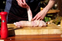 Recept na kuřecí roládu s nádivkou ve slaninovém kabátku