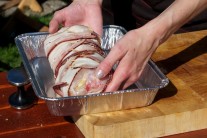 Recept na kuřecí roládu s nádivkou ve slaninovém kabátku