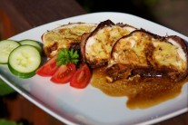 Recept na kuřecí roládu s nádivkou ve slaninovém kabátku